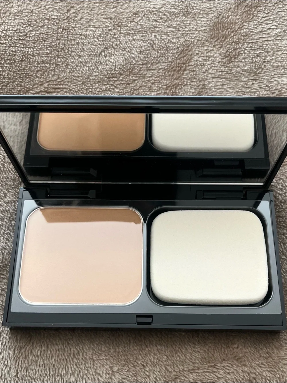 Bobbi Brown Cream-to-Powder Foundation Compact in Light Beige with Sponge
